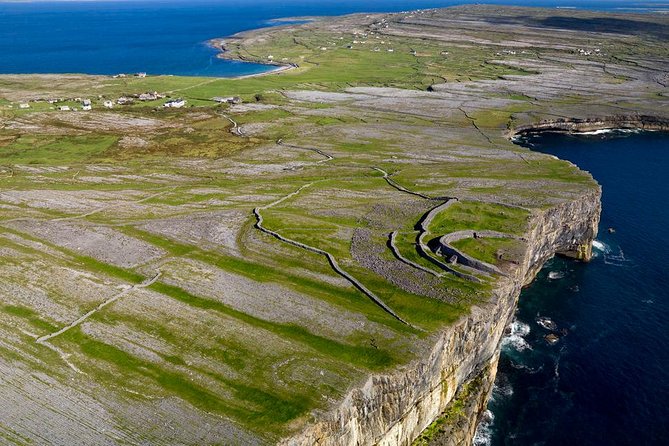 6-day All Ireland & Northern Ireland Rail Tour from Dublin - Day 5: Ferry to Inis Mór and Dún Aonghasa