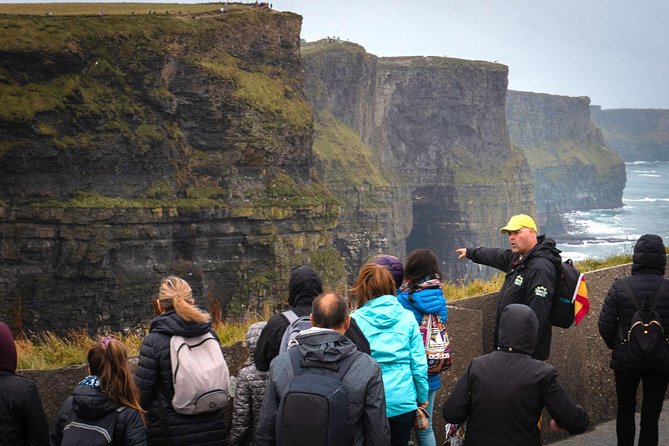 Cliffs Of Moher Tour In Spanish - The long road west from Dublin
