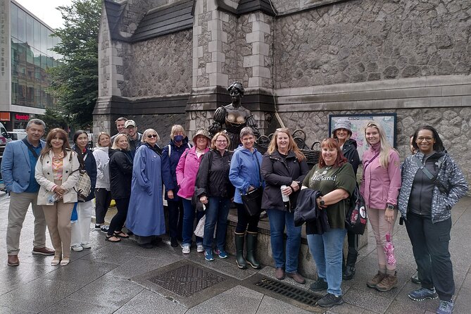 Complete tour of Dublin in Italian - Temple Bar beyond the pub signs