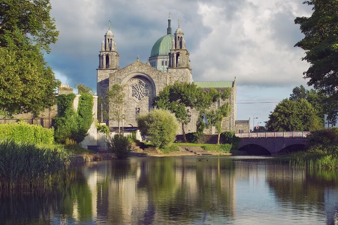 Day trip to Cliffs of Moher & Bunratty Castle and Ennis - Crossing the Burren on the road west