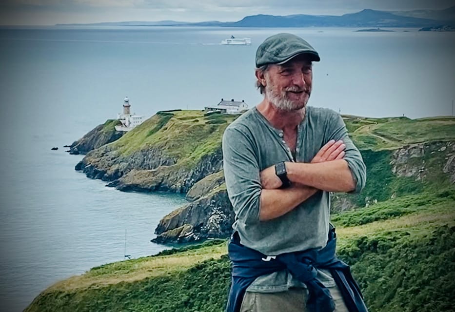 Dublin: Dublin Coastal Hike and Pints & Puppies - Watching for seals along the shore