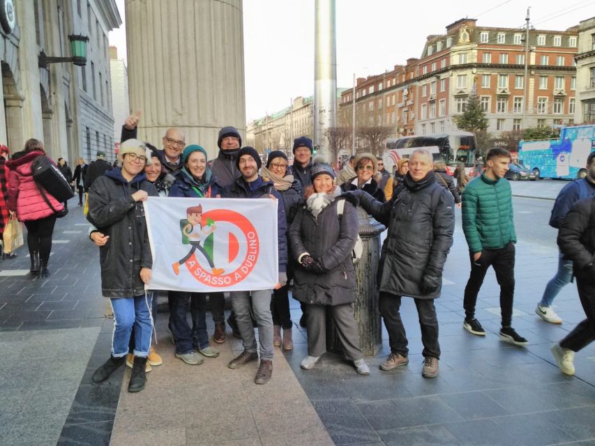 Dublin Highlights: 2.45-Hour Walking Tour in Italian - Temple Bar beyond the pub signs