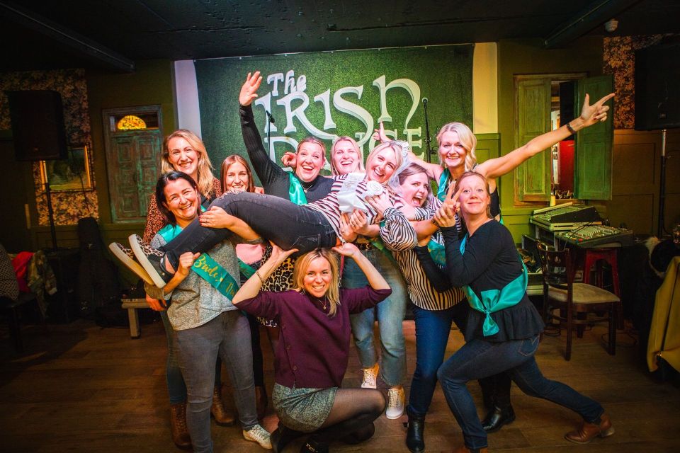 Dublin: Irish Music and Dance Show with Dance Lesson - The singer and the music between lessons