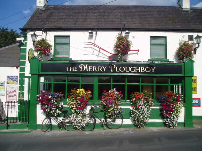 Dublin: Irish Night Show at the Merry Ploughboy Pub - Irish stepdancing on a compact stage