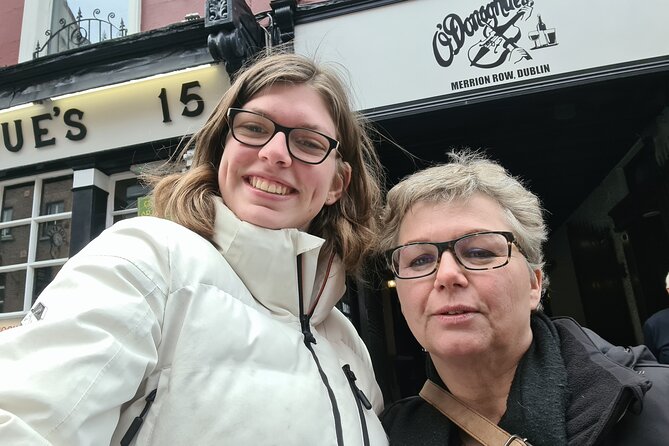 Dublin Old Town: Famous Pubs Exploration Game and Tour - A pub crawl with a family mystery attached