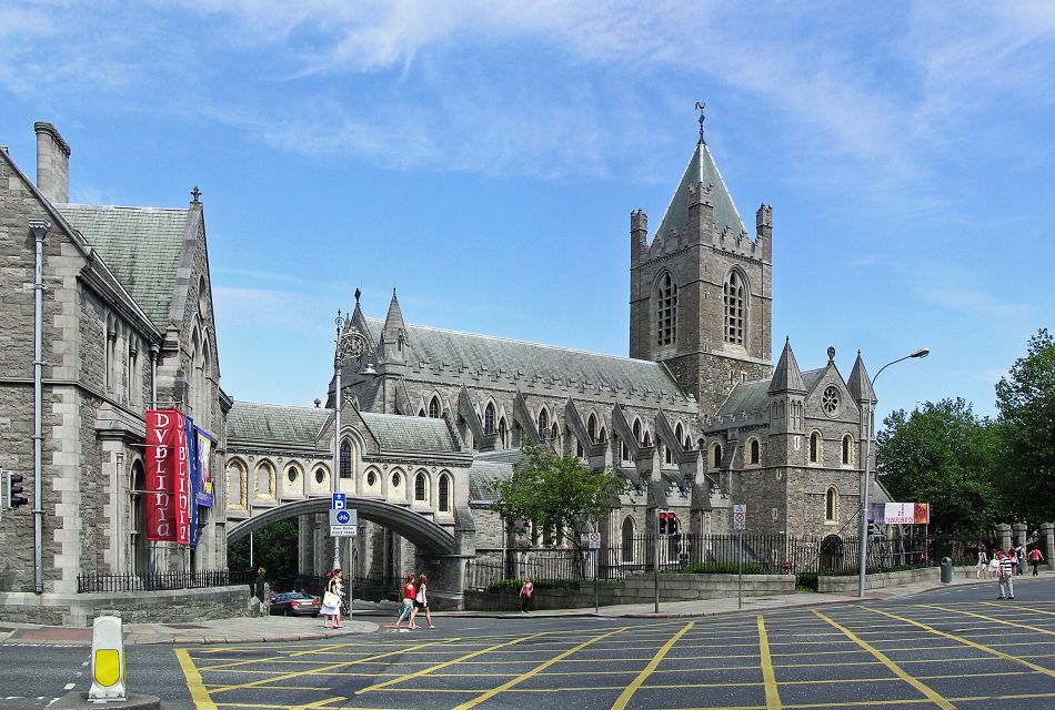 Dublin: Private Tour of City Monuments in Spanish - The Clarence Hotel and Dublin’s pub quarter