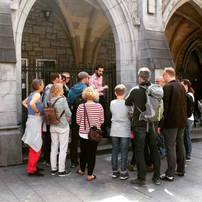 Dublin: Sightseeing Walking Tour in German - The former Parliament House and the final approach to Trinity