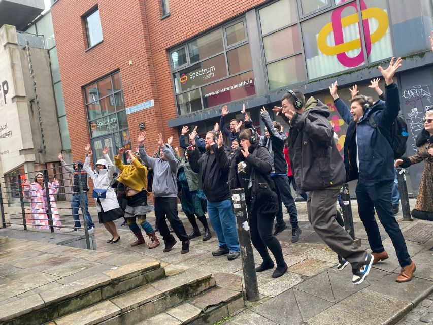 Dublin: Silent Disco Walking Tour - Getting fitted with the headsets