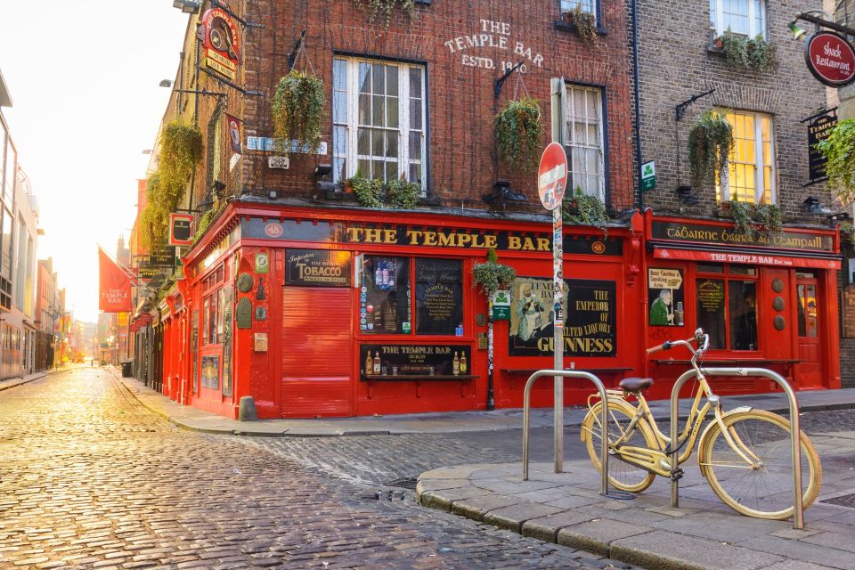 Dublin: Skip-the-line Book of Kells & Old Town Private Tour - Meeting Molly Malone before Trinity College