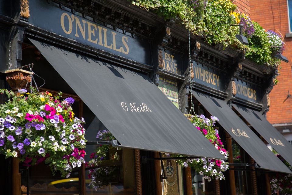 Dublin Temple Bar Night Tour - The first lesson: what makes an Irish pub different