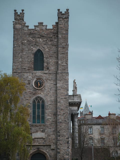 Dublin walking tour: ghosts & haunted places - Four Courts, Dublin Castle, and Trinity College