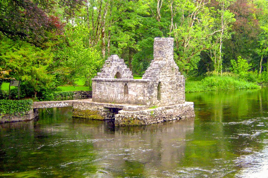 Galway, Cliffs of Moher & Connemara: 2-Day Combo Tour - Crossing Ireland to the bogs of Allen