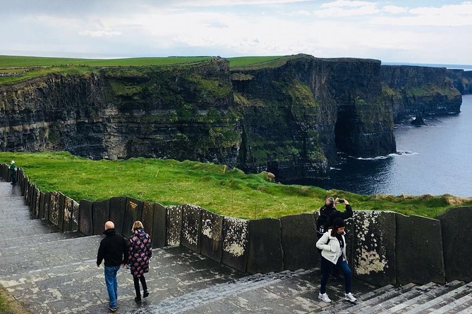 Scogliere di moher e Galway in italiano - Dunguaire Castle visto dalla strada
