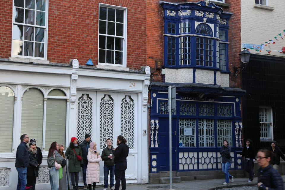 Street Art Walking Tour - Crampton Court and the tucked-away gallery