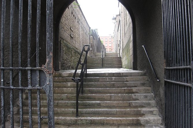 The Best of Dublin - Highlights and Hidden Corners - Finishing outside Trinity College