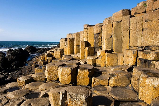 The Giant's Causeway, Dunluce Castel and Belfast - Spanish guide - Dunluce Castle on the Antrim cliffs