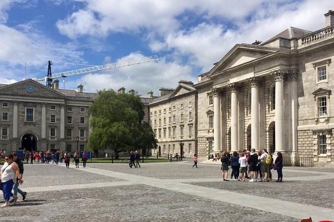 Tour a piedi di Dublino in Italiano - Trinity College sets the opening scene