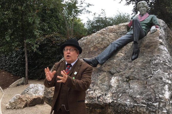 Walking tour in Merrion Square Park - Dublin Rogues Tour - Starting with Oscar Wilde at the park monument