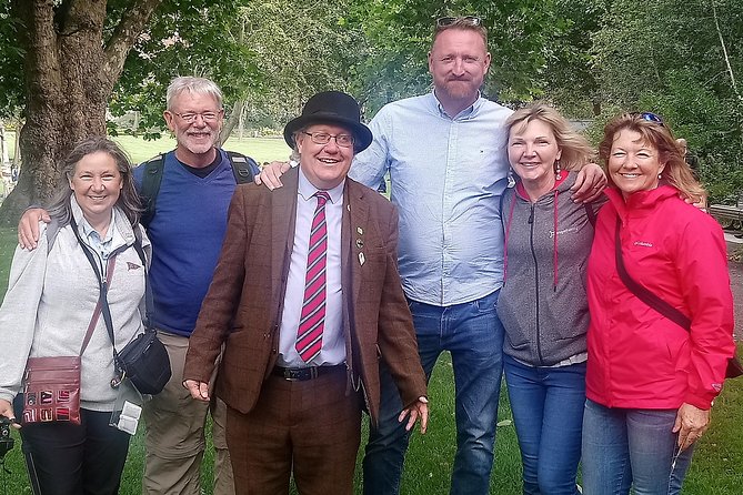 Walking tour in Merrion Square Park with a pint of Guinness Dublin Rogues Tour - Oscar Wilde and the private side of public history