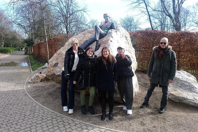 Walking tour in Merrion Square Park with a pint of Guinness Dublin Rogues Tour - The stories are stronger than a simple sightseeing loop